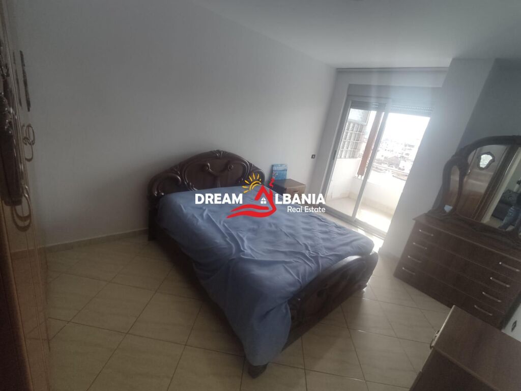 Jepet Apartament 2+1 me qera ne zonen e Xhamllikut prane Shkolles Niket Dardani ( ID 42215495 )