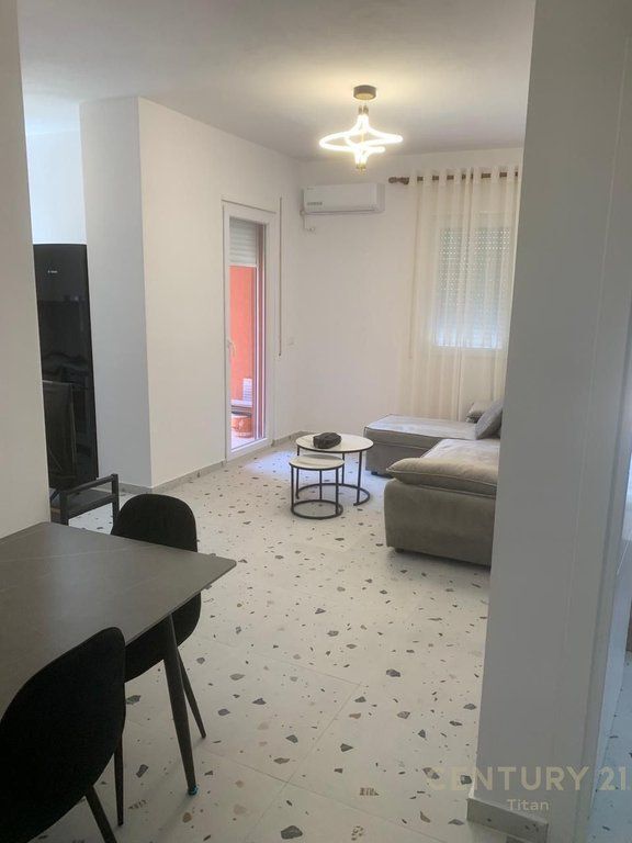 Apartament 1+1 per qira te 5 Maji totalisht i mobiluar.