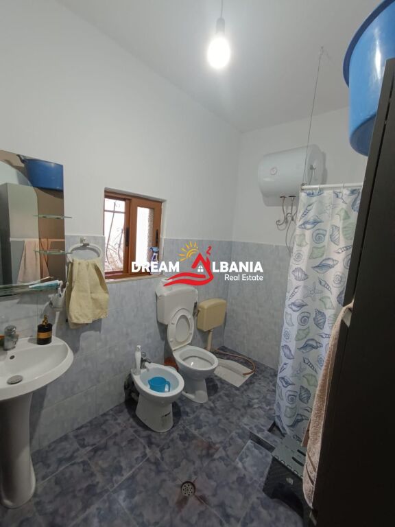 Casa privata in vendita in via “Jordan Misja” vicino ai binari del treno a Tirana (ID 4141041)