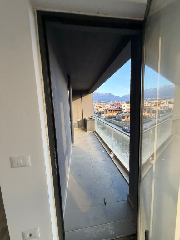 Jepet me qera Apartamenti 2+1+2 BOSH , Rruga 5 Maj ne fund tek Ndertimet e reja prane shkolles Ardian Klosi 450 Mije leke