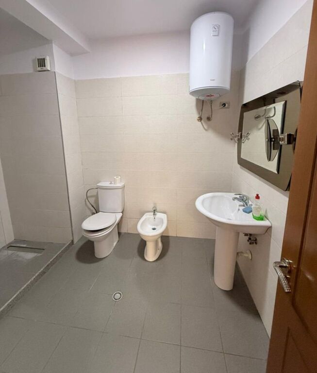 🏢 AMBIENT 3+1 PËR ZYRA ME QIRA – afër Rrethi i Komunës së Parisit
