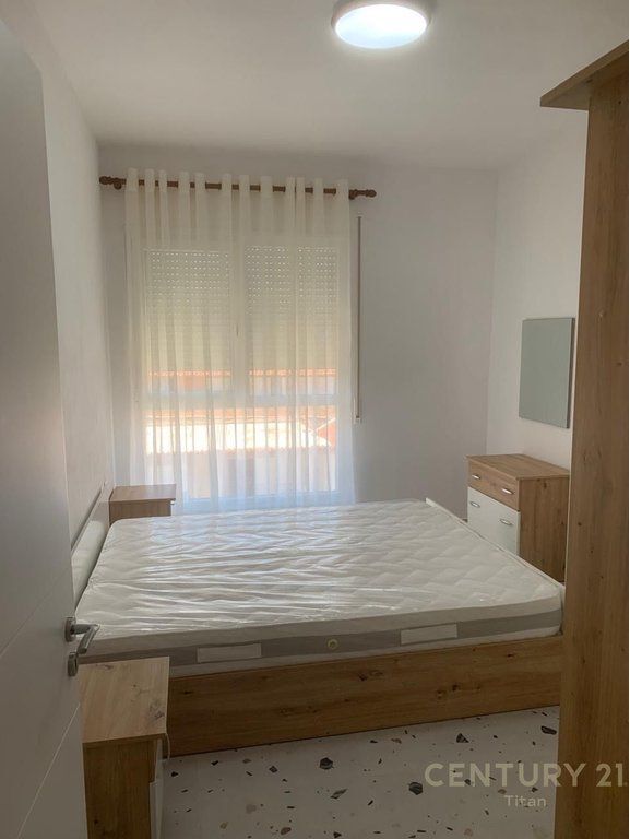 Apartament 1+1 per qira te 5 Maji totalisht i mobiluar.