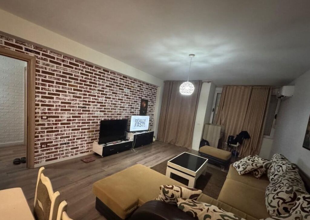 Shitet apartament 1+1