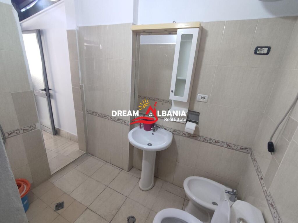 Jepet Apartament 2+1 me qera ne zonen e Xhamllikut prane Shkolles Niket Dardani ( ID 42215495 )