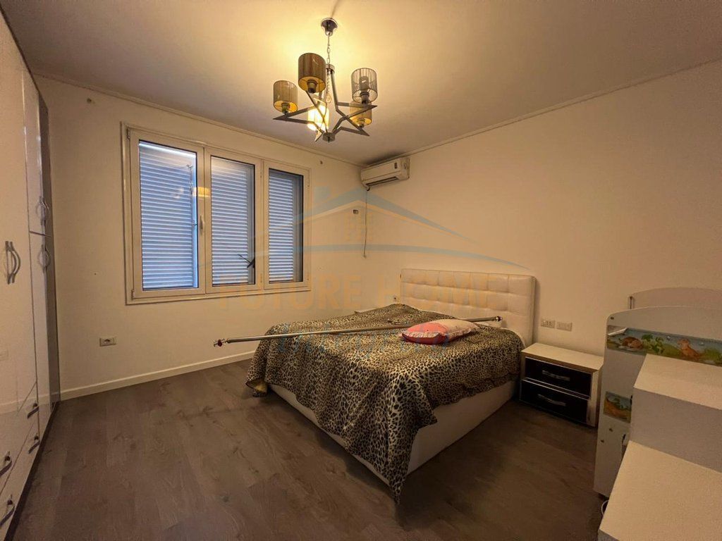 Qera, Shtëpi Private 2-Katëshe, Porcelan