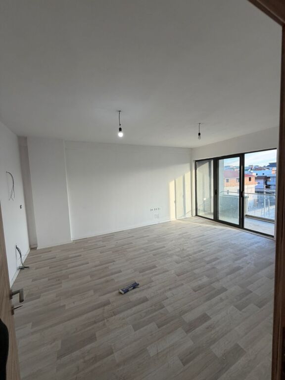 Jepet me qera Apartamenti 2+1+2 BOSH , Rruga 5 Maj ne fund tek Ndertimet e reja prane shkolles Ardian Klosi 450 Mije leke