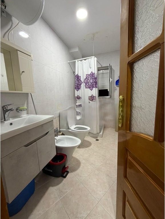 XHAMIA E TABAKEVE, APARTAMENT 2+2+2 PER QIRA 800 € /Muaj