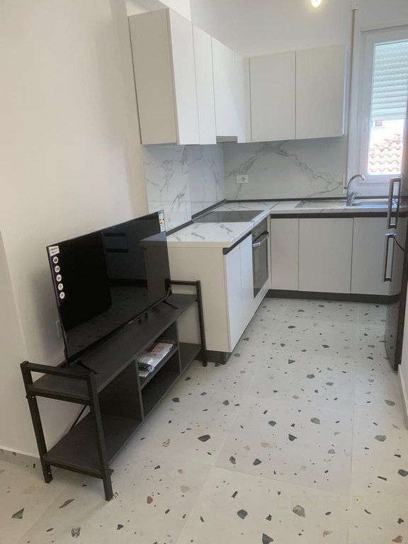 Apartament 1+1 per qira te 5 Maji totalisht i mobiluar.
