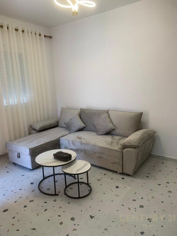Apartament 1+1 per qira te 5 Maji totalisht i mobiluar.