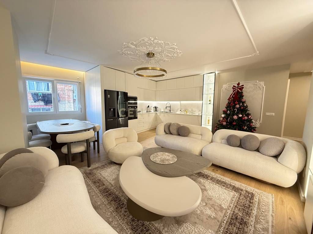 Shitet apartament luksoz 2+1+2 me 2 poste parkimi në qendër të Tirana