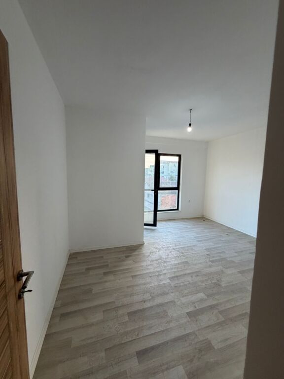 Jepet me qera Apartamenti 2+1+2 BOSH , Rruga 5 Maj ne fund tek Ndertimet e reja prane shkolles Ardian Klosi 450 Mije leke