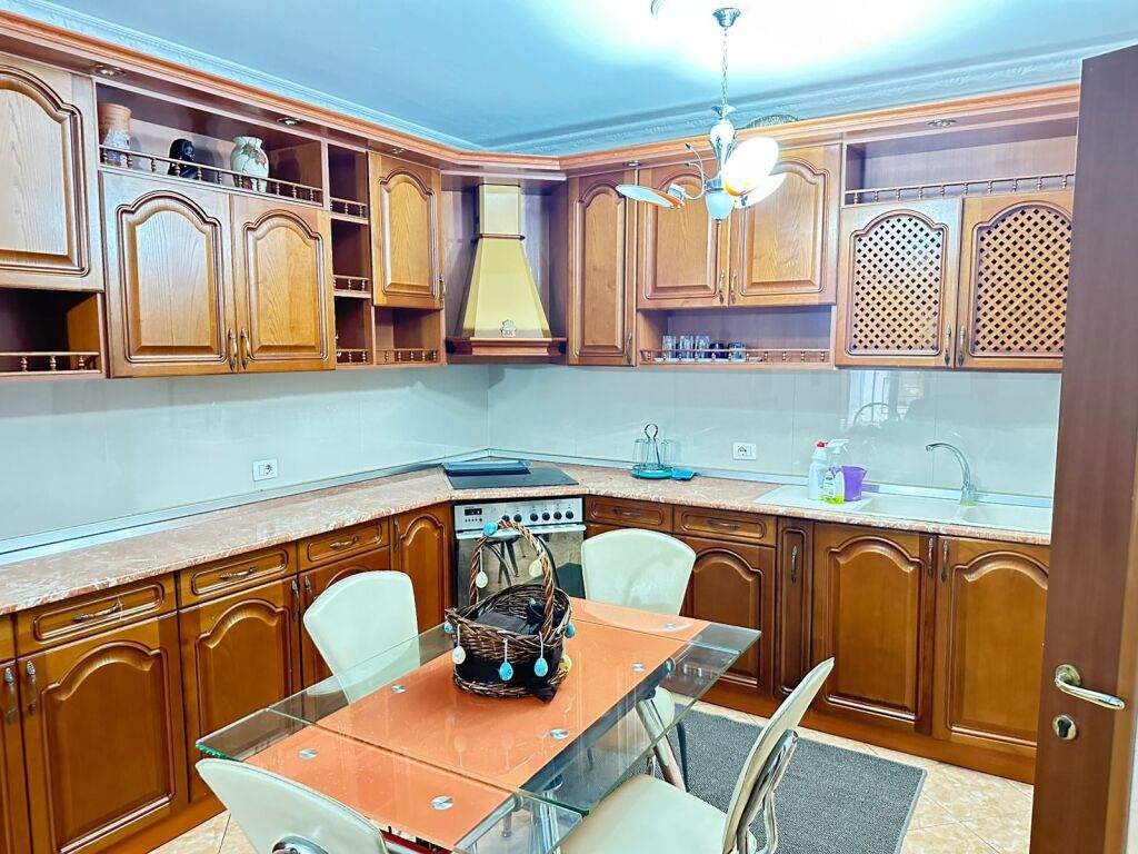 Jepet me Qera Apartament 2+1 tek Zogu i Zi ,700 Euro