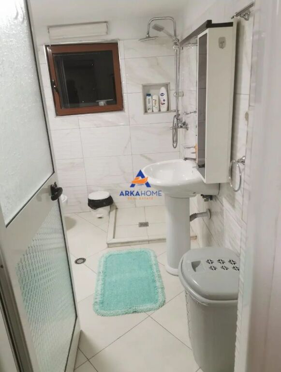 JEPET APARTAMENT ME QERA 1+1+BALLKON "PRANE BULEVARDIT ZOGU I 1" 60000 LEKE