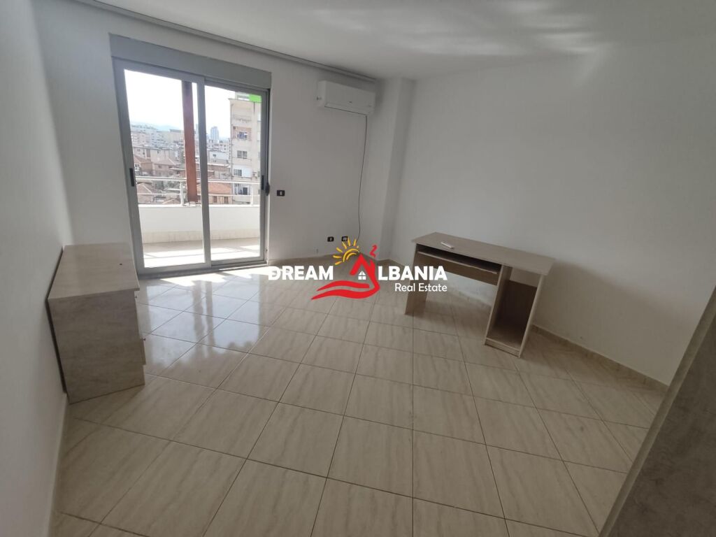 Jepet Apartament 2+1 me qera ne zonen e Xhamllikut prane Shkolles Niket Dardani ( ID 42215495 )
