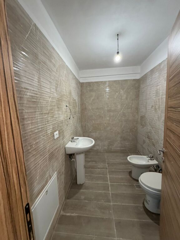 Jepet me qera Apartamenti 2+1+2 BOSH , Rruga 5 Maj ne fund tek Ndertimet e reja prane shkolles Ardian Klosi 450 Mije leke