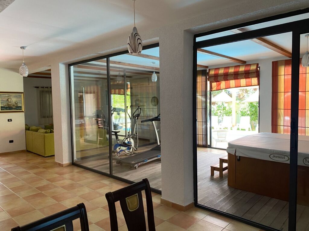Shitet Hotel 3 katesh Ne Shkallnur Durres