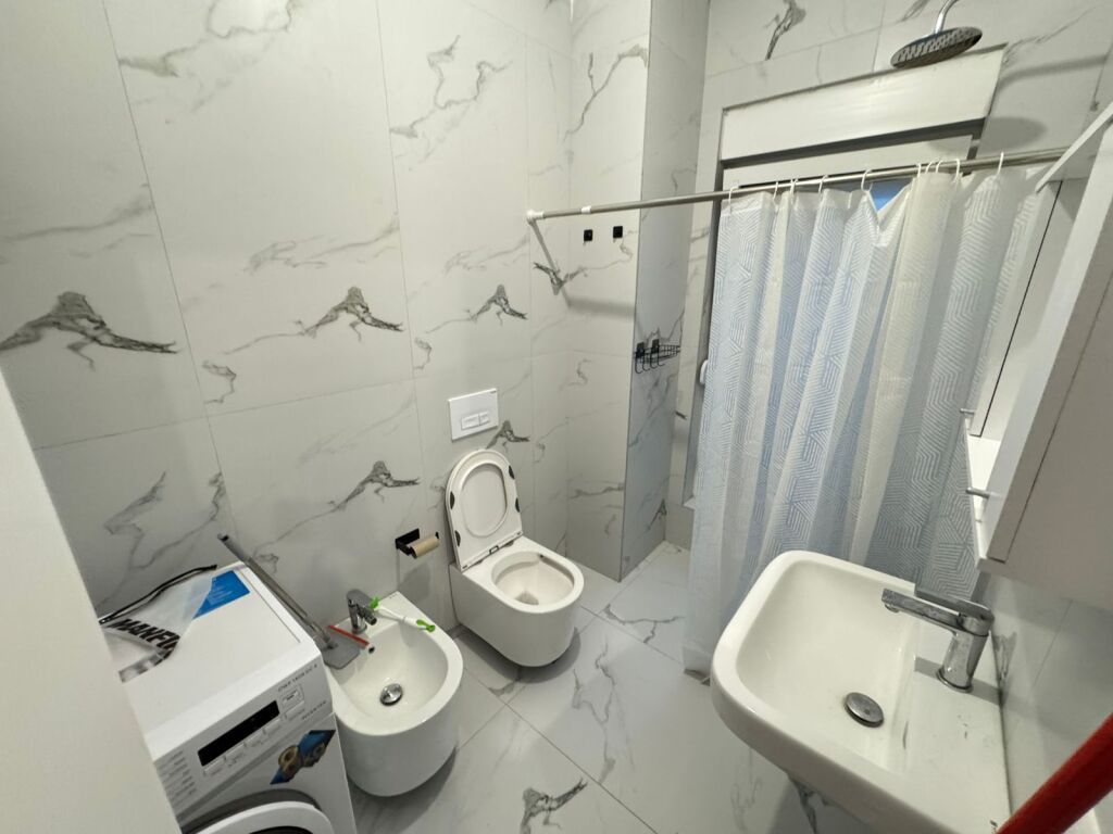 🏢 Jepet me qera Apartament 1+1 📍 Adresa: Ali Demi – Kompleksi Kadiu💰 Çmimi: 40000 Leke - Më shumë