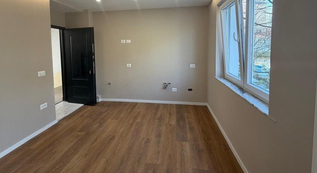 In vendita, Appartamento 1+1, Via Mine Peza, Tirana