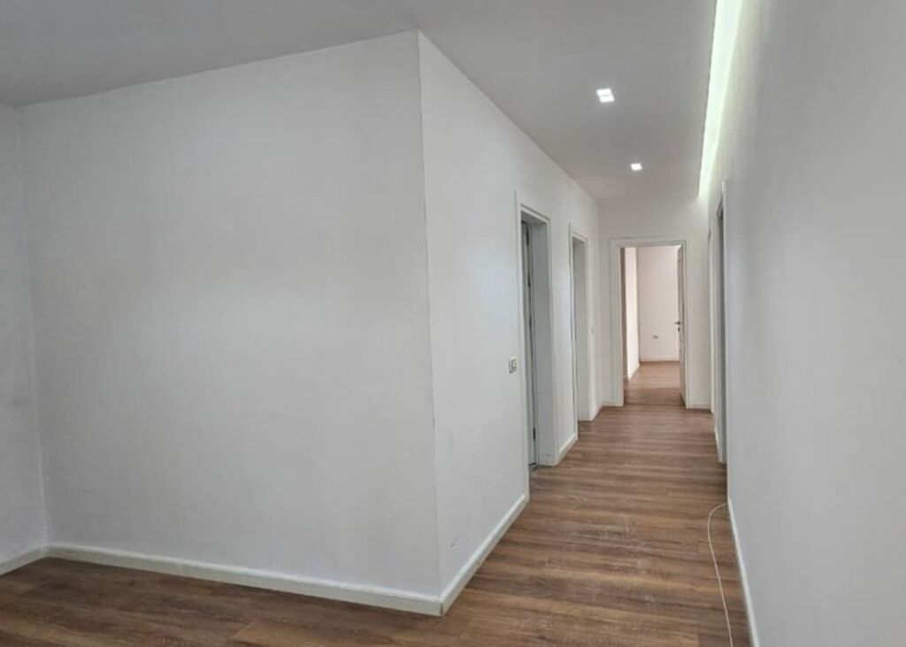 Shitet apartament super 3+1+2