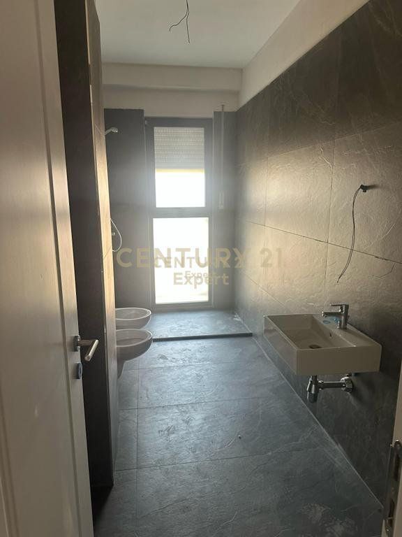 JAPIM ME QIRA APARTAMENT 2+1+2 PER ZYRE TEK BULEVARDI I RI!