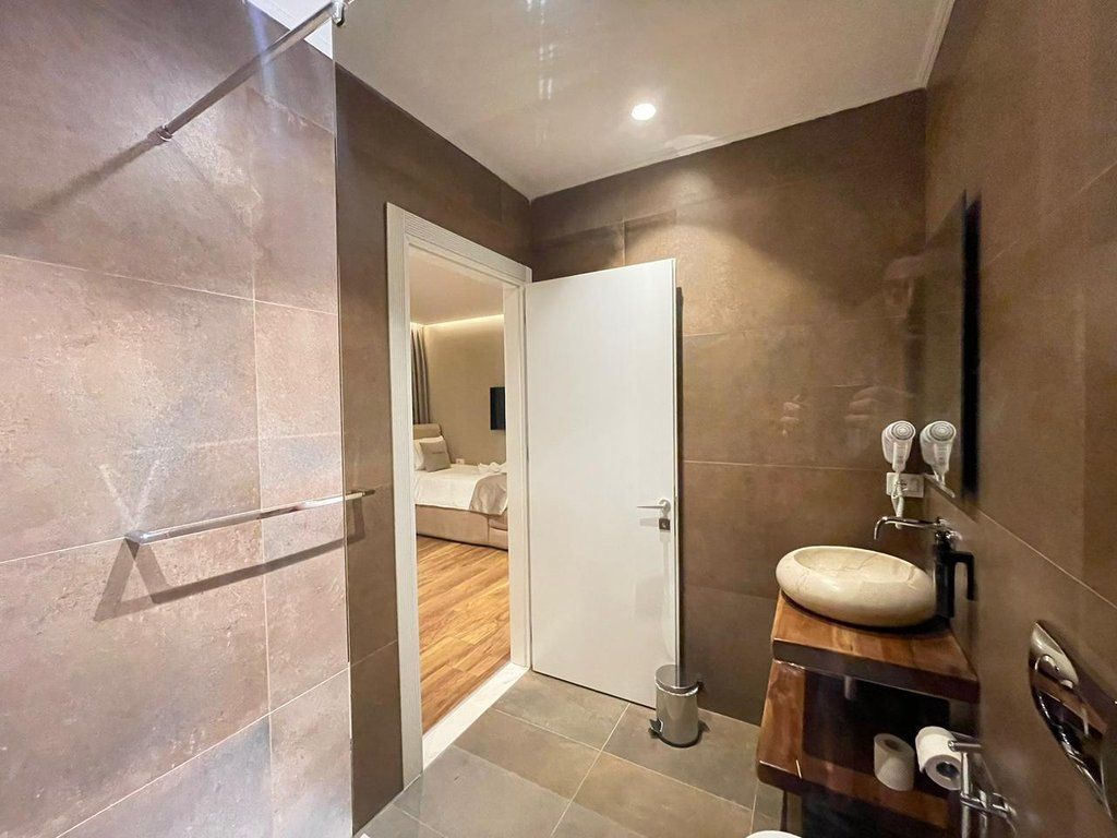 VENDESI HOTEL A VLORE! 1.500.000 €