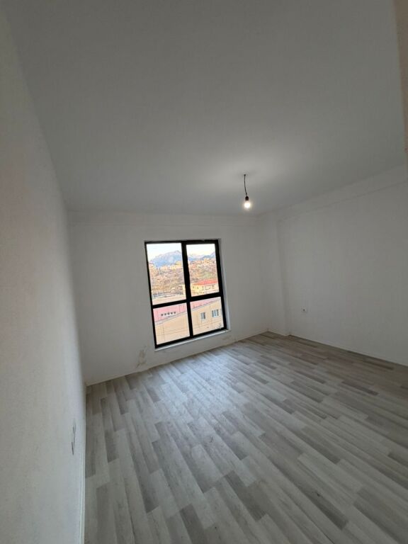 Jepet me qera Apartamenti 2+1+2 BOSH , Rruga 5 Maj ne fund tek Ndertimet e reja prane shkolles Ardian Klosi 450 Mije leke