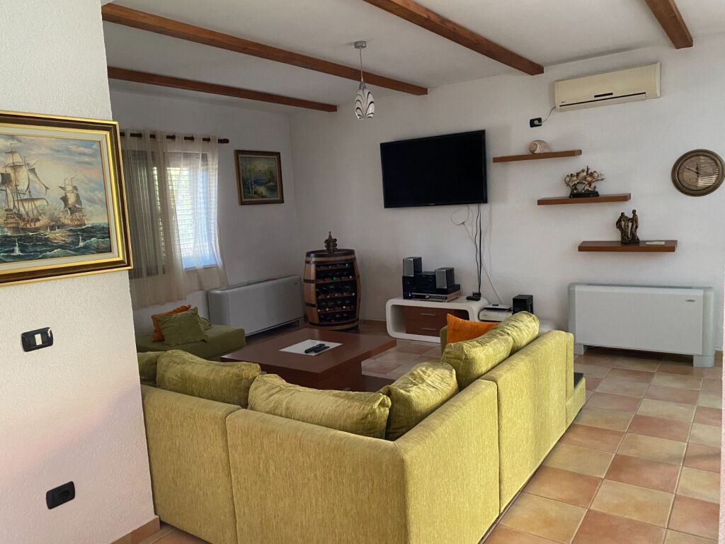 Shitet Hotel 3 katesh Ne Shkallnur Durres