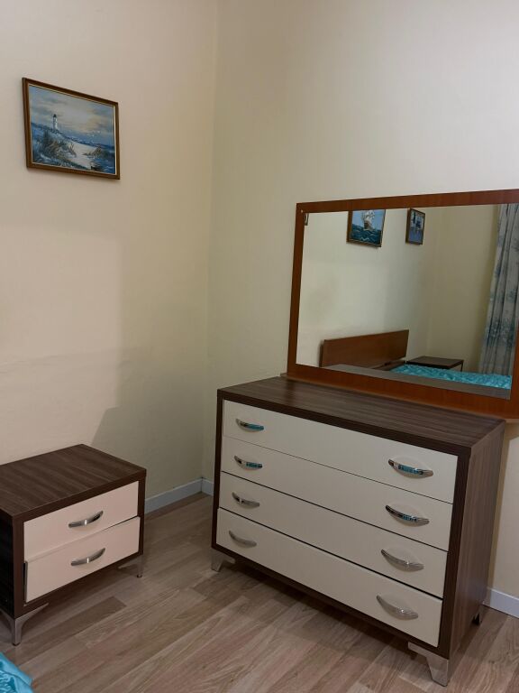 Apartament me qera 1+1+ballkon tek rruga e barrikadave , 5 minuta nga qendra.