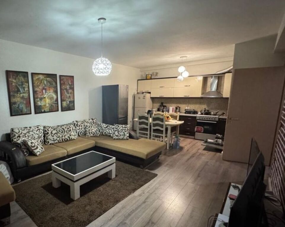 Shitet apartament 1+1