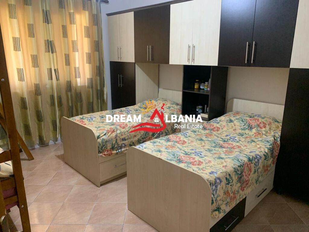 Casa privata in vendita in via “Jordan Misja” vicino ai binari del treno a Tirana (ID 4141041)