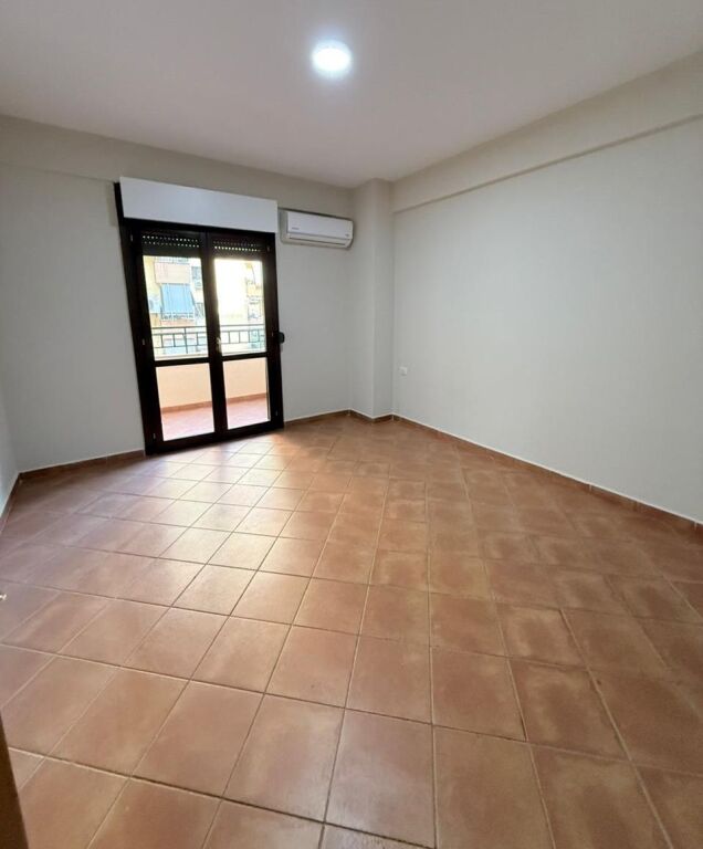 🏢 AMBIENT 3+1 PËR ZYRA ME QIRA – afër Rrethi i Komunës së Parisit