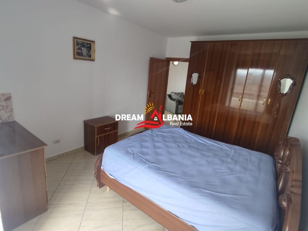 Jepet Apartament 2+1 me qera ne zonen e Xhamllikut prane Shkolles Niket Dardani ( ID 42215495 )