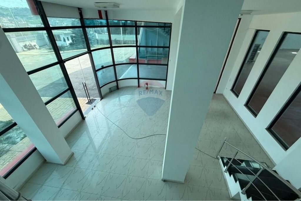 Magazinë / Kapanon me qira – Vaqarr, Tiranë