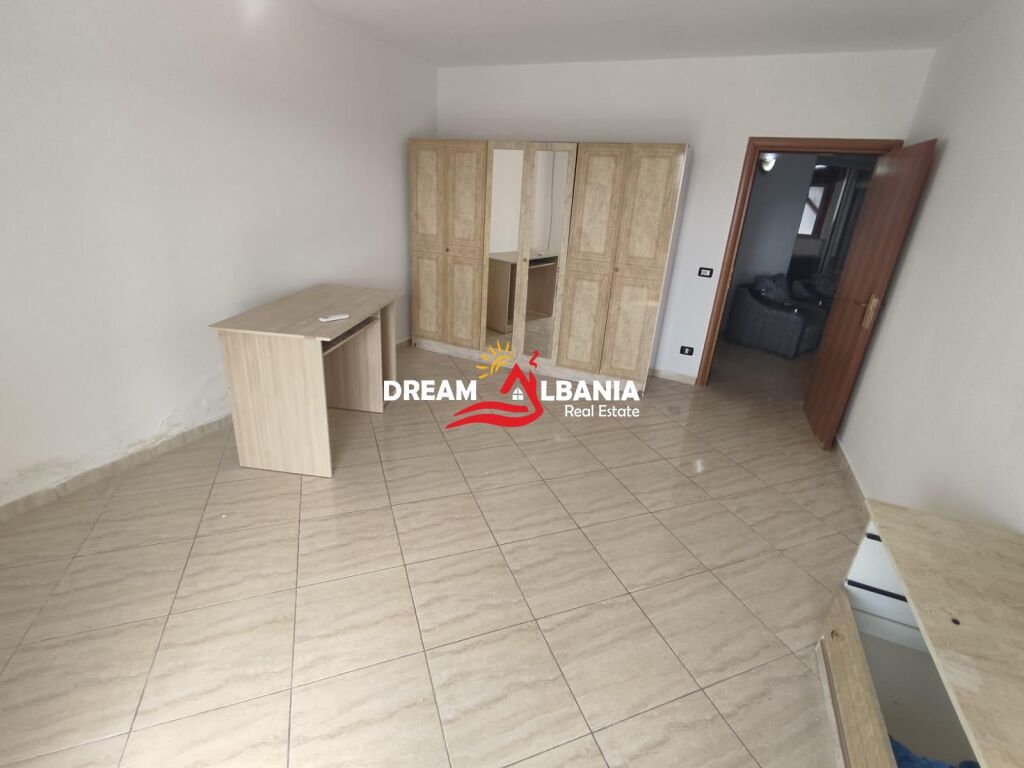 Jepet Apartament 2+1 me qera ne zonen e Xhamllikut prane Shkolles Niket Dardani ( ID 42215495 )