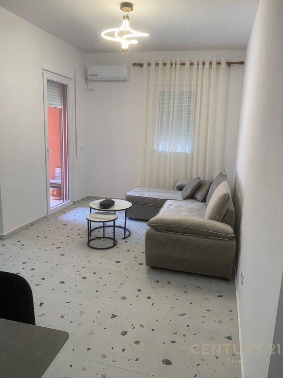 Apartament 1+1 per qira te 5 Maji totalisht i mobiluar.