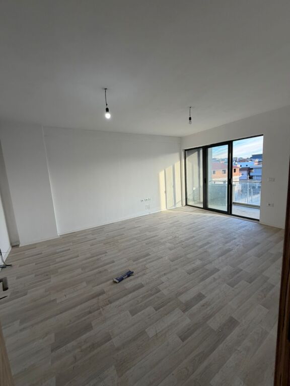 Jepet me qera Apartamenti 2+1+2 BOSH , Rruga 5 Maj ne fund tek Ndertimet e reja prane shkolles Ardian Klosi 450 mije leke