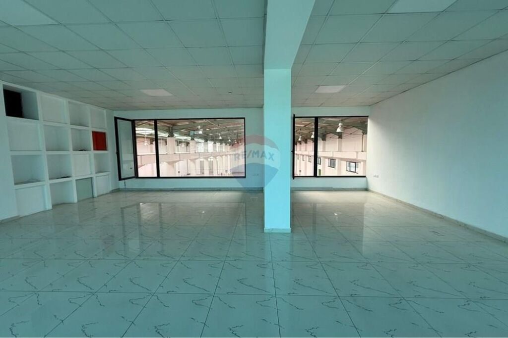 Magazinë / Kapanon me qira – Vaqarr, Tiranë