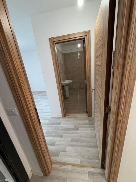 Jepet me qera Apartamenti 2+1+2 BOSH , Rruga 5 Maj ne fund tek Ndertimet e reja prane shkolles Ardian Klosi 450 Mije leke