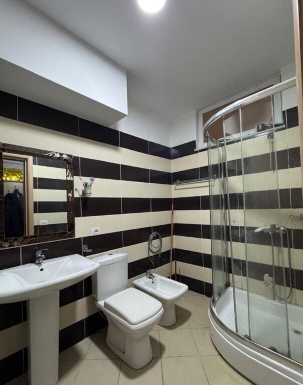 Shitet apartament 1+1