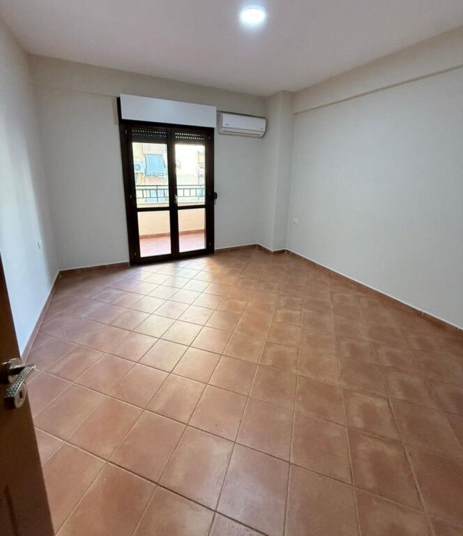 🏢 AMBIENT 3+1 PËR ZYRA ME QIRA – afër Rrethi i Komunës së Parisit