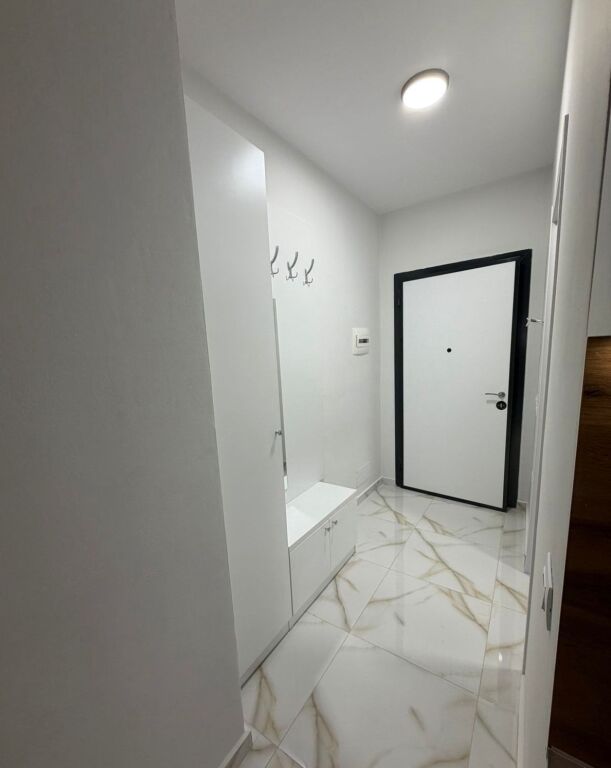 Jepet me qera Garsoniere , rruga Dritan Hoxha prane Kupoles (pallati Aura)  420 mije leke