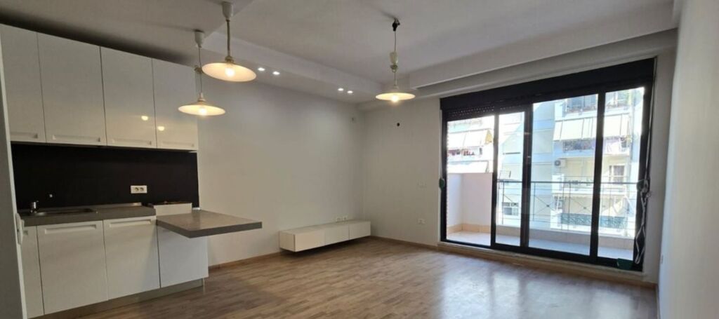 Shitet me qera apartament 1+1