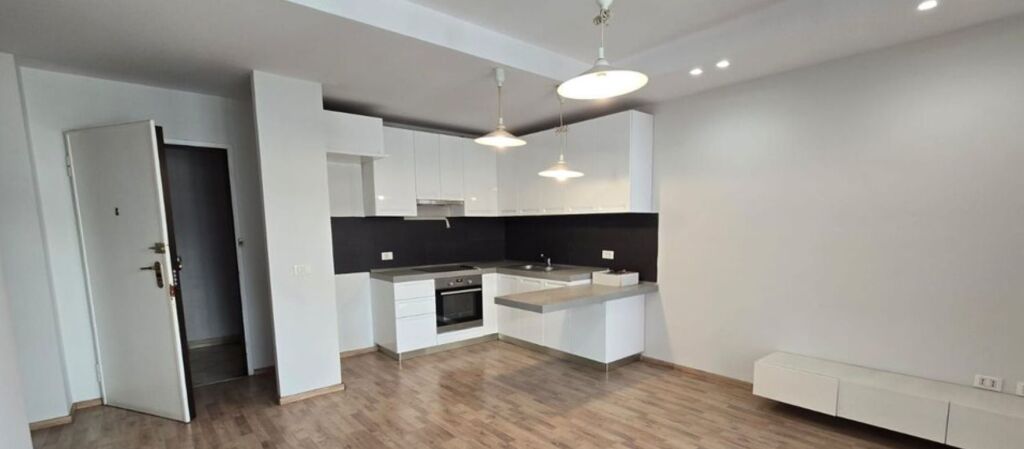 Shitet me qera apartament 1+1
