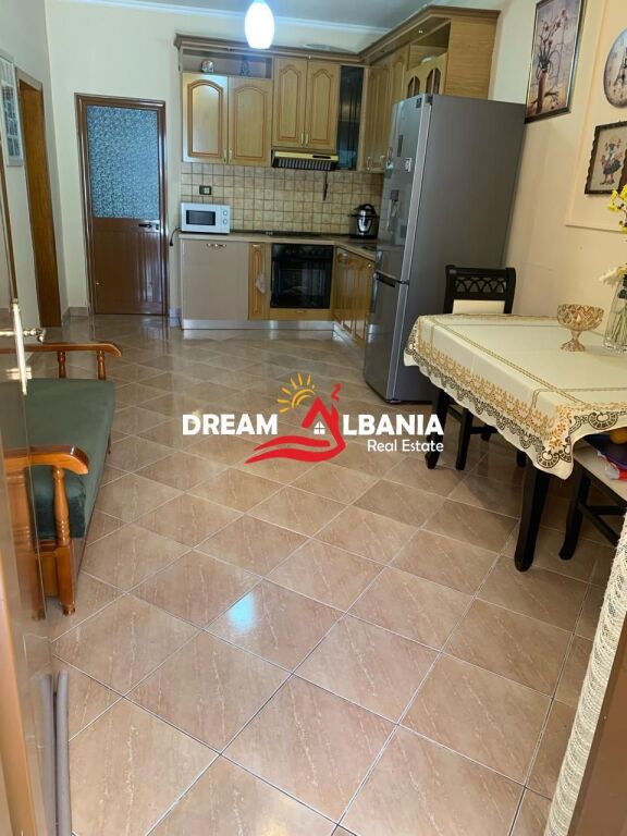 Casa privata in vendita in via “Jordan Misja” vicino ai binari del treno a Tirana (ID 4141041)