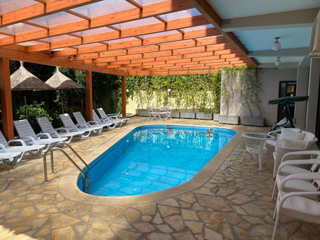 Shitet Hotel 3 katesh Ne Shkallnur Durres