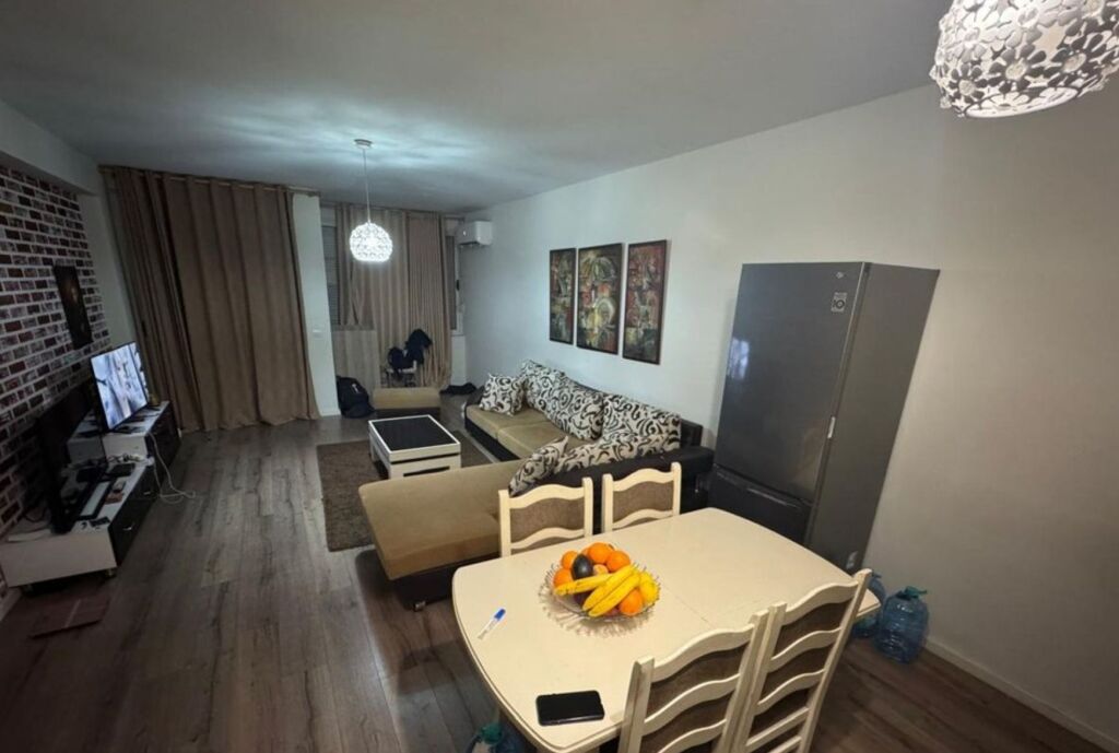 Shitet apartament 1+1