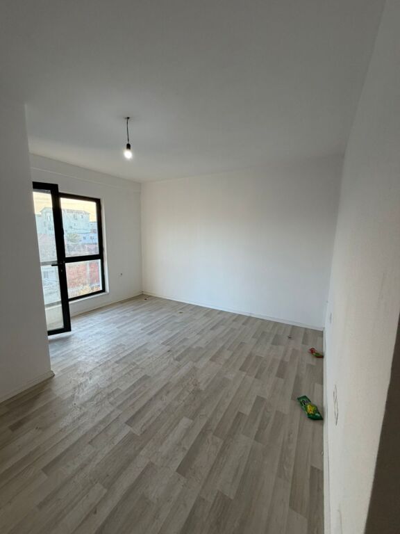 Jepet me qera Apartamenti 2+1+2 BOSH , Rruga 5 Maj ne fund tek Ndertimet e reja prane shkolles Ardian Klosi 450 Mije leke