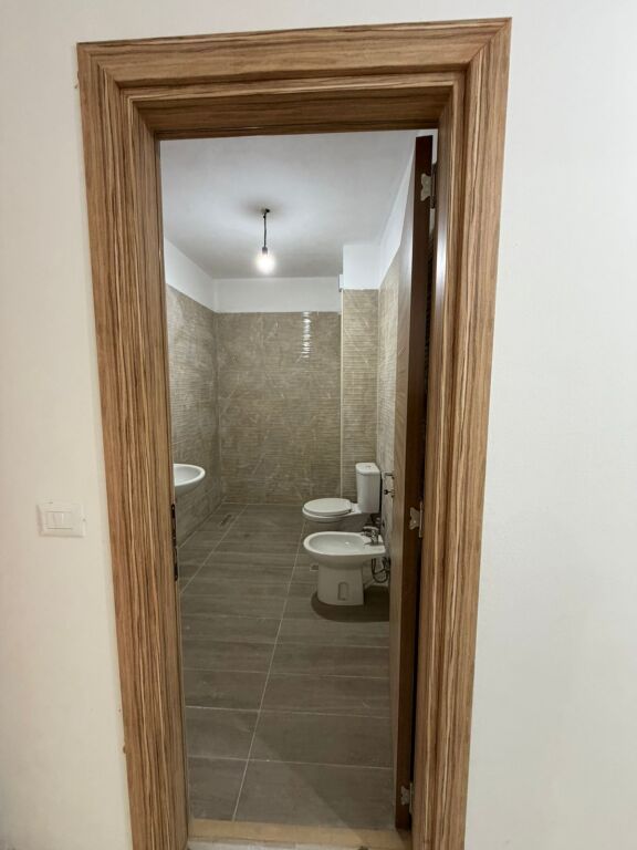 Jepet me qera Apartamenti 2+1+2 BOSH , Rruga 5 Maj ne fund tek Ndertimet e reja prane shkolles Ardian Klosi 450 Mije leke