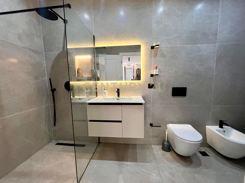 Rent, Kodra e Diellit, Modern Apartment 3+1+2 with Parking Spot