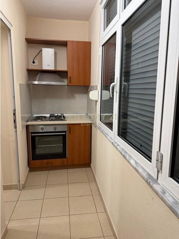 XHAMIA E TABAKEVE, APARTAMENT 2+2+2 PER QIRA 800 € /Muaj